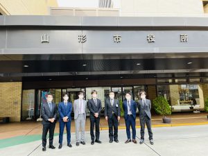 山形県山形市へ訪問。山形県山形市とは、LINEを活用した市民サービスのDX推進に係る連携協定を締結。スマート公共ラボは、自治体業務のDX化サービス。広報をセグメント化した情報発信から、AIチャットボットを活用しごみ捨て情報のお問合せや、コロナワクチン、マイナンバー受け取りなど各種電子申請・予約などの自治体業務をデジタル化し、住民サービスの質の向上と業務効率化を実現することができます。