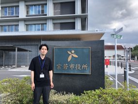 福岡県若宮市による自治体LINE公式アカウントの活用事例。スマート公共ラボは、LINE公式アカウントを活用し自治体業務のDXを実現できるサービス。広報のセグメント発信から、AIチャットボットを活用しごみ捨て情報のお問合せや、コロナワクチン予約システムによる各種申請・予約などの自治体業務をデジタル化することができます。