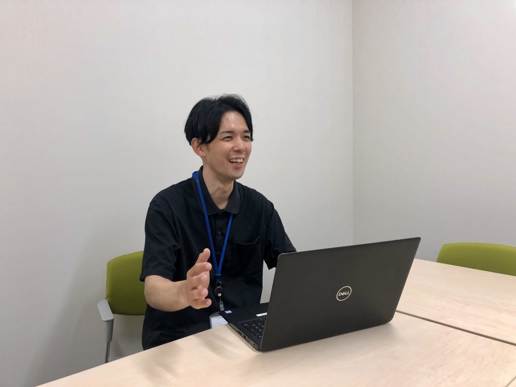 福岡県若宮市による自治体LINE公式アカウントの活用事例。スマート公共ラボは、LINE公式アカウントを活用し自治体業務のDXを実現できるサービス。広報のセグメント発信から、AIチャットボットを活用しごみ捨て情報のお問合せや、コロナワクチン予約システムによる各種申請・予約などの自治体業務をデジタル化することができます。