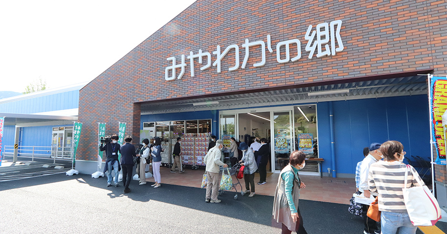 福岡県若宮市による自治体LINE公式アカウントの活用事例。スマート公共ラボは、LINE公式アカウントを活用し自治体業務のDXを実現できるサービス。広報のセグメント発信から、AIチャットボットを活用しごみ捨て情報のお問合せや、コロナワクチン予約システムによる各種申請・予約などの自治体業務をデジタル化することができます。