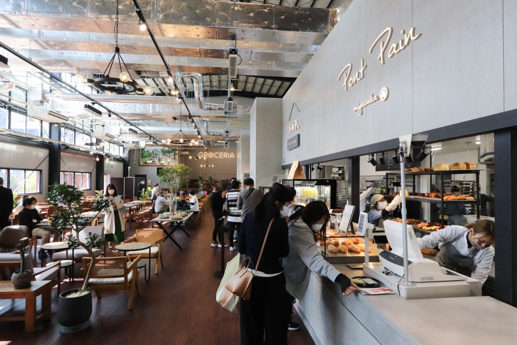 福岡県若宮市による自治体LINE公式アカウントの活用事例。スマート公共ラボは、LINE公式アカウントを活用し自治体業務のDXを実現できるサービス。広報のセグメント発信から、AIチャットボットを活用しごみ捨て情報のお問合せや、コロナワクチン予約システムによる各種申請・予約などの自治体業務をデジタル化することができます。