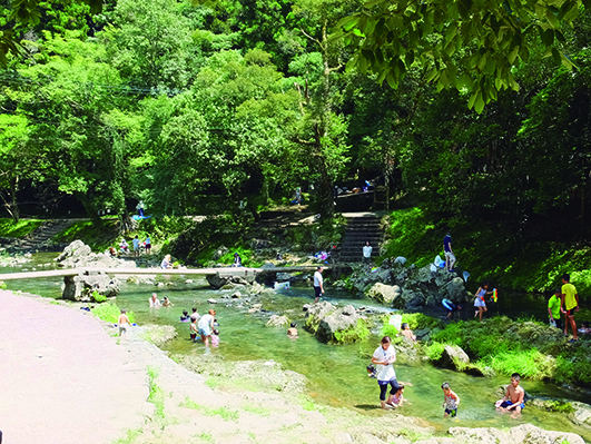 福岡県若宮市による自治体LINE公式アカウントの活用事例。スマート公共ラボは、LINE公式アカウントを活用し自治体業務のDXを実現できるサービス。広報のセグメント発信から、AIチャットボットを活用しごみ捨て情報のお問合せや、コロナワクチン予約システムによる各種申請・予約などの自治体業務をデジタル化することができます。