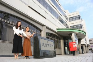 京都府城陽市による自治体LINE公式アカウントの活用事例。スマート公共ラボは、LINE公式アカウントを活用し自治体業務のDXを実現できるサービス。広報のセグメント発信から、AIチャットボットを活用しごみ捨て情報など様々なお問合せをLINEで対応でき、また、コロナワクチン予約システムなどオンラインで各種申請、予約や、住民票のコピーなど決済まで完結できる電子申請など様々な自治体業務をデジタル化することができます。