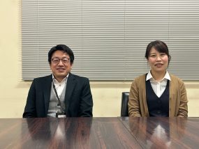 北海道留寿都村。スマート公共ラボは、LINE公式アカウントを活用し自治体業務のDXを実現できるサービス。広報のセグメント発信から、AIチャットボットを活用しごみ捨て情報など様々なお問合せをLINEで対応でき、また、コロナワクチン予約システムなどオンラインで各種申請、予約や、住民票のコピーなど決済まで完結できる電子申請など様々な自治体業務をデジタル化することができます。