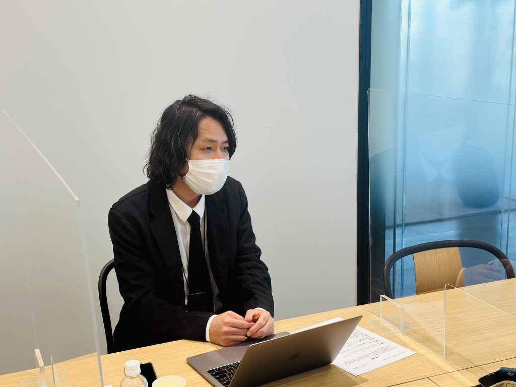 スマート公共ラボは、LINE公式アカウントを活用し自治体業務のDXを実現できるサービス。広報のセグメント発信から、AIチャットボットを活用しごみ捨て情報など様々なお問合せをLINEで対応でき、また、コロナワクチン予約システムなどオンラインで各種申請、予約や、住民票のコピーなど決済まで完結できる電子申請など様々な自治体業務をデジタル化することができます。