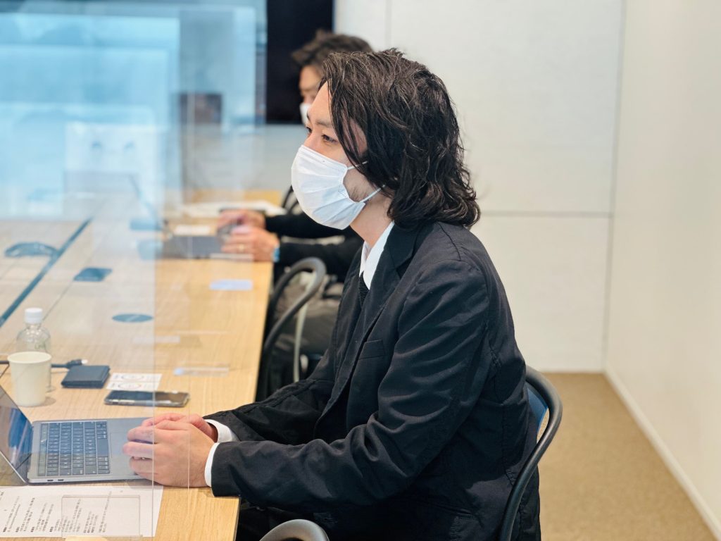 スマート公共ラボは、LINE公式アカウントを活用し自治体業務のDXを実現できるサービス。広報のセグメント発信から、AIチャットボットを活用しごみ捨て情報など様々なお問合せをLINEで対応でき、また、コロナワクチン予約システムなどオンラインで各種申請、予約や、住民票のコピーなど決済まで完結できる電子申請など様々な自治体業務をデジタル化することができます。