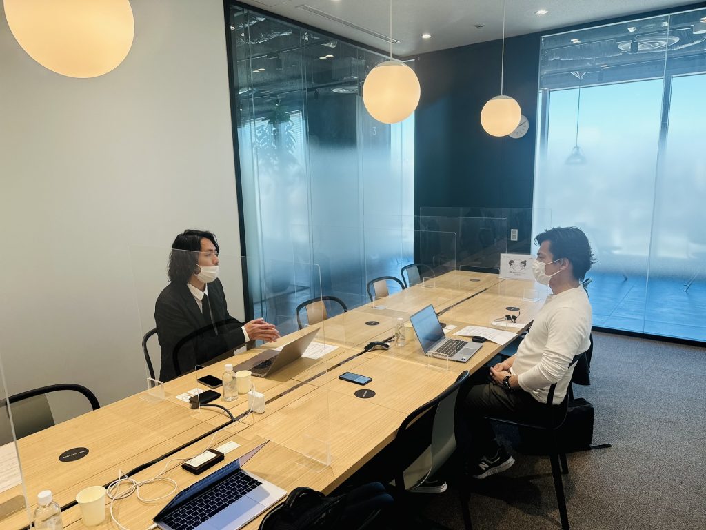 スマート公共ラボは、LINE公式アカウントを活用し自治体業務のDXを実現できるサービス。広報のセグメント発信から、AIチャットボットを活用しごみ捨て情報など様々なお問合せをLINEで対応でき、また、コロナワクチン予約システムなどオンラインで各種申請、予約や、住民票のコピーなど決済まで完結できる電子申請など様々な自治体業務をデジタル化することができます。