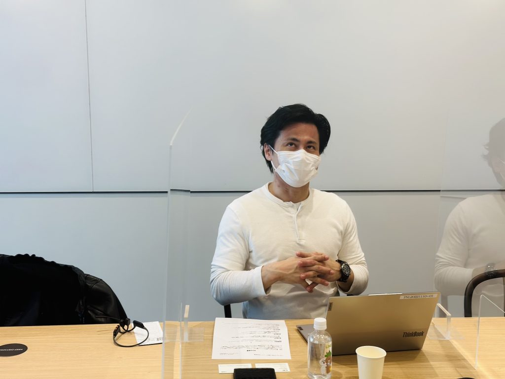 スマート公共ラボは、LINE公式アカウントを活用し自治体業務のDXを実現できるサービス。広報のセグメント発信から、AIチャットボットを活用しごみ捨て情報など様々なお問合せをLINEで対応でき、また、コロナワクチン予約システムなどオンラインで各種申請、予約や、住民票のコピーなど決済まで完結できる電子申請など様々な自治体業務をデジタル化することができます。