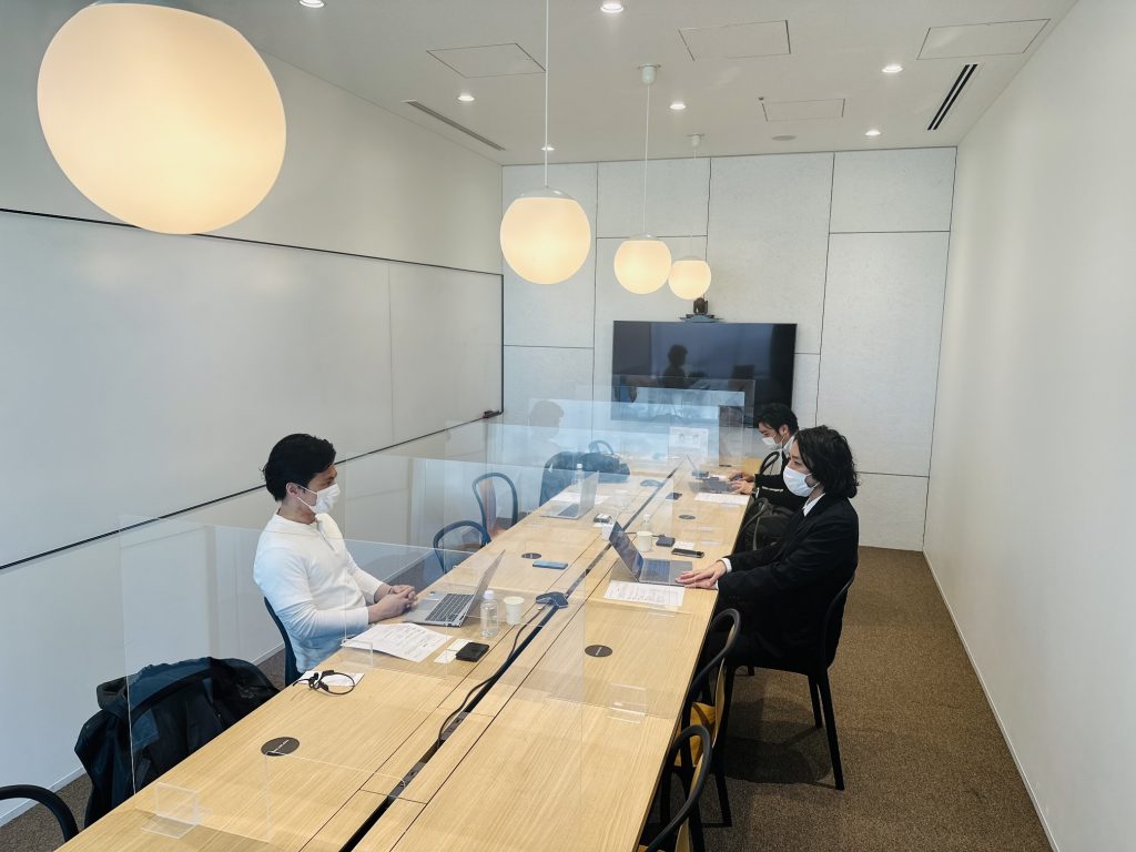 スマート公共ラボは、LINE公式アカウントを活用し自治体業務のDXを実現できるサービス。広報のセグメント発信から、AIチャットボットを活用しごみ捨て情報など様々なお問合せをLINEで対応でき、また、コロナワクチン予約システムなどオンラインで各種申請、予約や、住民票のコピーなど決済まで完結できる電子申請など様々な自治体業務をデジタル化することができます。