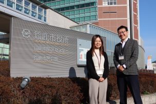 スマート公共ラボは、LINE公式アカウントを活用し自治体業務のDXを実現できるサービス。広報のセグメント発信から、AIチャットボットを活用しごみ捨て情報など様々なお問合せをLINEで対応でき、また、コロナワクチン予約システムなどオンラインで各種申請、予約や、住民票のコピーなど決済まで完結できる電子申請など様々な自治体業務をデジタル化することができます。