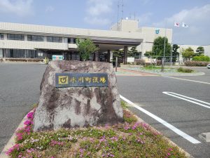 スマート公共ラボは、LINE公式アカウントを活用し自治体業務のDXを実現できるサービス。広報のセグメント発信から、AIチャットボットを活用しごみ捨て情報など様々なお問合せをLINEで対応でき、また、コロナワクチン予約システムなどオンラインで各種申請、予約や、住民票のコピーなど決済まで完結できる電子申請など様々な自治体業務をデジタル化することができます。