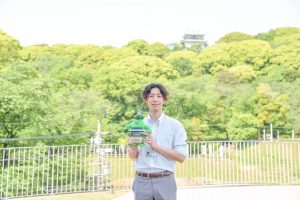 スマート公共ラボは、LINE公式アカウントを活用し自治体業務のDXを実現できるサービス。広報のセグメント発信から、AIチャットボットを活用しごみ捨て情報など様々なお問合せをLINEで対応でき、また、コロナワクチン予約システムなどオンラインで各種申請、予約や、住民票のコピーなど決済まで完結できる電子申請など様々な自治体業務をデジタル化することができます。