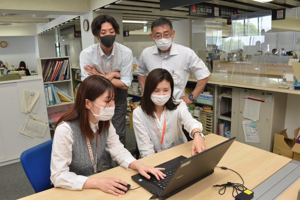 スマート公共ラボは、LINE公式アカウントを活用し自治体業務のDXを実現できるサービス。広報のセグメント発信から、AIチャットボットを活用しごみ捨て情報など様々なお問合せをLINEで対応でき、また、コロナワクチン予約システムなどオンラインで各種申請、予約や、住民票のコピーなど決済まで完結できる電子申請など様々な自治体業務をデジタル化することができます。