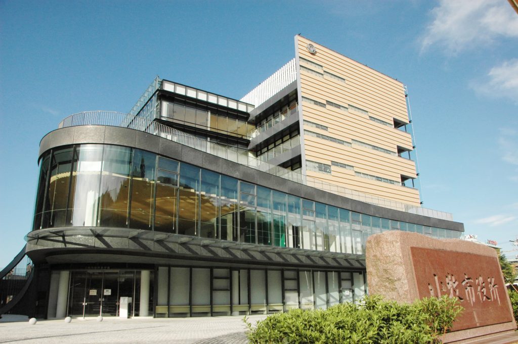 スマート公共ラボは、LINE公式アカウントを活用し自治体業務のDXを実現できるサービス。広報のセグメント発信から、AIチャットボットを活用しごみ捨て情報など様々なお問合せをLINEで対応でき、また、コロナワクチン予約システムなどオンラインで各種申請、予約や、住民票のコピーなど決済まで完結できる電子申請など様々な自治体業務をデジタル化することができます。