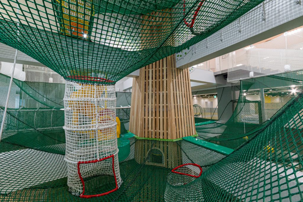 スマート公共ラボは、LINE公式アカウントを活用し自治体業務のDXを実現できるサービス。広報のセグメント発信から、AIチャットボットを活用しごみ捨て情報など様々なお問合せをLINEで対応でき、また、コロナワクチン予約システムなどオンラインで各種申請、予約や、住民票のコピーなど決済まで完結できる電子申請など様々な自治体業務をデジタル化することができます。