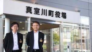 スマート公共ラボは、LINE公式アカウントを活用し自治体業務のDXを実現できるサービス。広報のセグメント発信から、AIチャットボットを活用しごみ捨て情報など様々なお問合せをLINEで対応でき、また、コロナワクチン予約システムなどオンラインで各種申請、予約や、住民票のコピーなど決済まで完結できる電子申請など様々な自治体業務をデジタル化することができます。