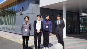 スマート公共ラボは、LINE公式アカウントを活用し自治体業務のDXを実現できるサービス。広報のセグメント発信から、AIチャットボットを活用しごみ捨て情報など様々なお問合せをLINEで対応でき、また、コロナワクチン予約システムなどオンラインで各種申請、予約や、住民票のコピーなど決済まで完結できる電子申請など様々な自治体業務をデジタル化することができます。