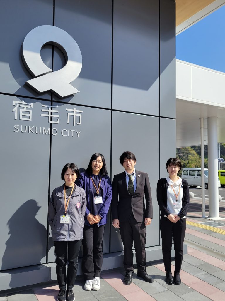 スマート公共ラボは、LINE公式アカウントを活用し自治体業務のDXを実現できるサービス。広報のセグメント発信から、AIチャットボットを活用しごみ捨て情報など様々なお問合せをLINEで対応でき、また、コロナワクチン予約システムなどオンラインで各種申請、予約や、住民票のコピーなど決済まで完結できる電子申請など様々な自治体業務をデジタル化することができます。