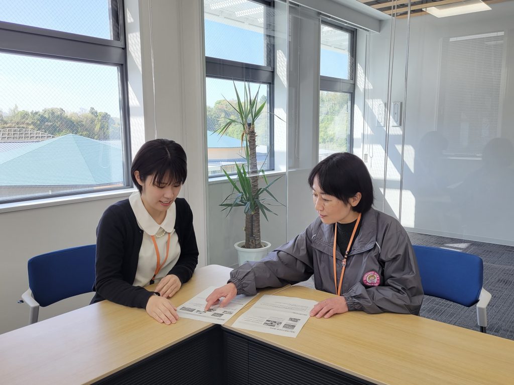 スマート公共ラボは、LINE公式アカウントを活用し自治体業務のDXを実現できるサービス。広報のセグメント発信から、AIチャットボットを活用しごみ捨て情報など様々なお問合せをLINEで対応でき、また、コロナワクチン予約システムなどオンラインで各種申請、予約や、住民票のコピーなど決済まで完結できる電子申請など様々な自治体業務をデジタル化することができます。