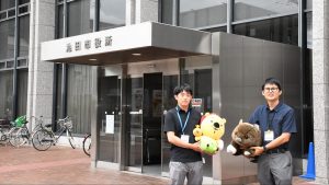 スマート公共ラボは、LINE公式アカウントを活用し自治体業務のDXを実現できるサービス。広報のセグメント発信から、AIチャットボットを活用しごみ捨て情報など様々なお問合せをLINEで対応でき、また、コロナワクチン予約システムなどオンラインで各種申請、予約や、住民票のコピーなど決済まで完結できる電子申請など様々な自治体業務をデジタル化することができます。