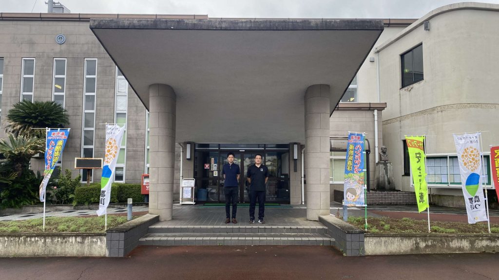 スマート公共ラボは、LINE公式アカウントを活用し自治体業務のDXを実現できるサービス。広報のセグメント発信から、AIチャットボットを活用しごみ捨て情報など様々なお問合せをLINEで対応でき、また、コロナワクチン予約システムなどオンラインで各種申請、予約や、住民票のコピーなど決済まで完結できる電子申請など様々な自治体業務をデジタル化することができます。