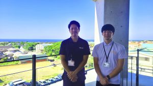 スマート公共ラボ導入事例インタビュー。鹿児島県伊仙町。 スマート公共ラボは、LINE公式アカウントを活用し自治体業務のDXを実現できるサービス。広報のセグメント発信から、AIチャットボットを活用しごみ捨て情報など様々なお問合せをLINEで対応でき、また、コロナワクチン予約システムなどオンラインで各種申請、予約や、住民票のコピーなど決済まで完結できる電子申請など様々な自治体業務をデジタル化することができます。