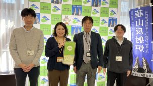 スマート公共ラボ導入事例インタビュー。静岡県伊豆の国市。 スマート公共ラボは、LINE公式アカウントを活用し自治体業務のDXを実現できるサービス。広報のセグメント発信から、AIチャットボットを活用しごみ捨て情報など様々なお問合せをLINEで対応でき、また、コロナワクチン予約システムなどオンラインで各種申請、予約や、住民票のコピーなど決済まで完結できる電子申請など様々な自治体業務をデジタル化することができます。