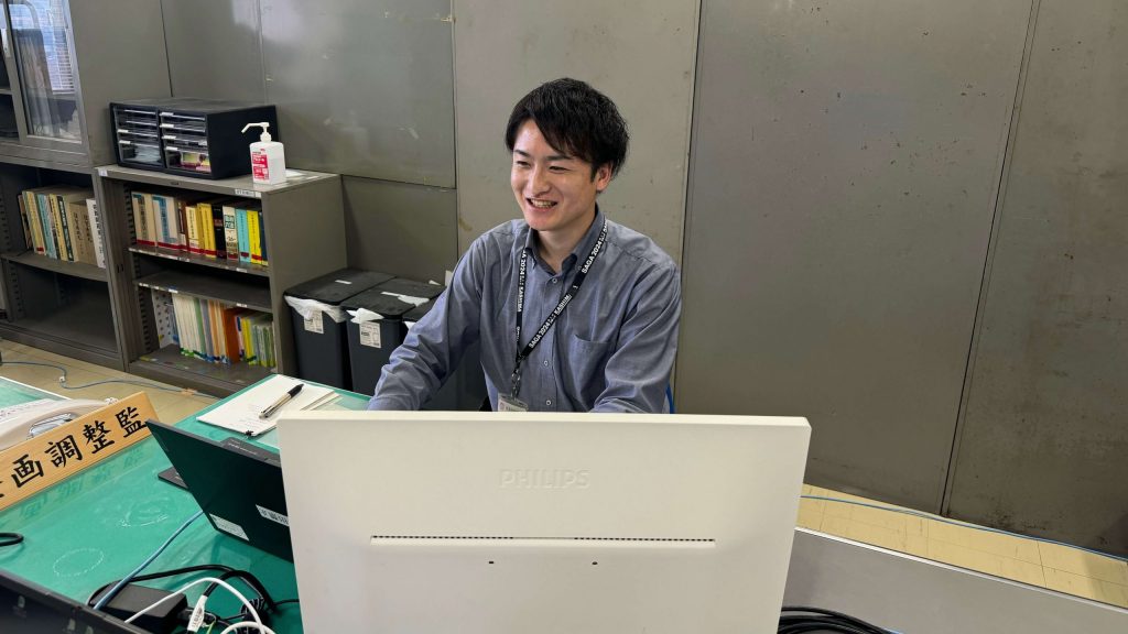 スマート公共ラボ導入事例インタビュー。佐賀県鹿島市。スマート公共ラボは、LINE公式アカウントを活用し自治体業務のDXを実現できるサービス。広報のセグメント発信から、AIチャットボットを活用しごみ捨て情報など様々なお問合せをLINEで対応でき、また、コロナワクチン予約システムなどオンラインで各種申請、予約や、住民票のコピーなど決済まで完結できる電子申請など様々な自治体業務をデジタル化することができます。