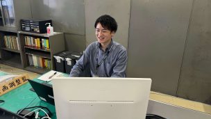 スマート公共ラボ導入事例インタビュー。佐賀県鹿島市。スマート公共ラボは、LINE公式アカウントを活用し自治体業務のDXを実現できるサービス。広報のセグメント発信から、AIチャットボットを活用しごみ捨て情報など様々なお問合せをLINEで対応でき、また、コロナワクチン予約システムなどオンラインで各種申請、予約や、住民票のコピーなど決済まで完結できる電子申請など様々な自治体業務をデジタル化することができます。