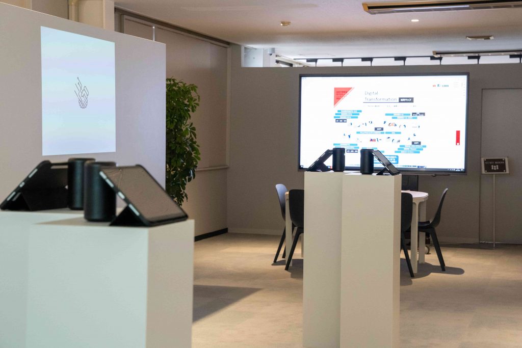 メコムのオフィス玄関。スマート公共ラボは、LINE公式アカウントを活用し自治体業務のDXを実現できるサービス。広報のセグメント発信から、AIチャットボットを活用しごみ捨て情報など様々なお問合せをLINEで対応でき、また、コロナワクチン予約システムなどオンラインで各種申請、予約や、住民票のコピーなど決済まで完結できる電子申請など様々な自治体業務をデジタル化することができます。