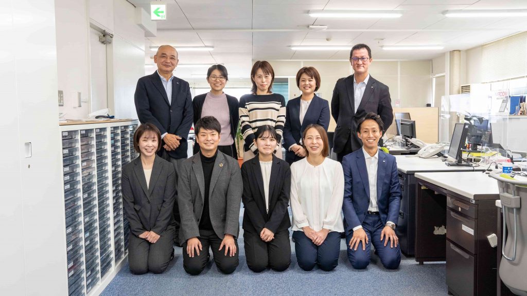 株式会社メコムスタッフ集合写真。スマート公共ラボは、LINE公式アカウントを活用し自治体業務のDXを実現できるサービス。広報のセグメント発信から、AIチャットボットを活用しごみ捨て情報など様々なお問合せをLINEで対応でき、また、コロナワクチン予約システムなどオンラインで各種申請、予約や、住民票のコピーなど決済まで完結できる電子申請など様々な自治体業務をデジタル化することができます。