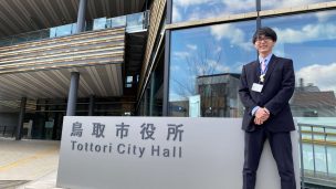 スマート公共ラボ導入事例〜鳥取市〜。 スマート公共ラボは、LINE公式アカウントを活用し自治体業務のDXを実現できるサービス。広報のセグメント発信から、AIチャットボットを活用しごみ捨て情報など様々なお問合せをLINEで対応でき、また、コロナワクチン予約システムなどオンラインで各種申請、予約や、住民票のコピーなど決済まで完結できる電子申請など様々な自治体業務をデジタル化することができます。