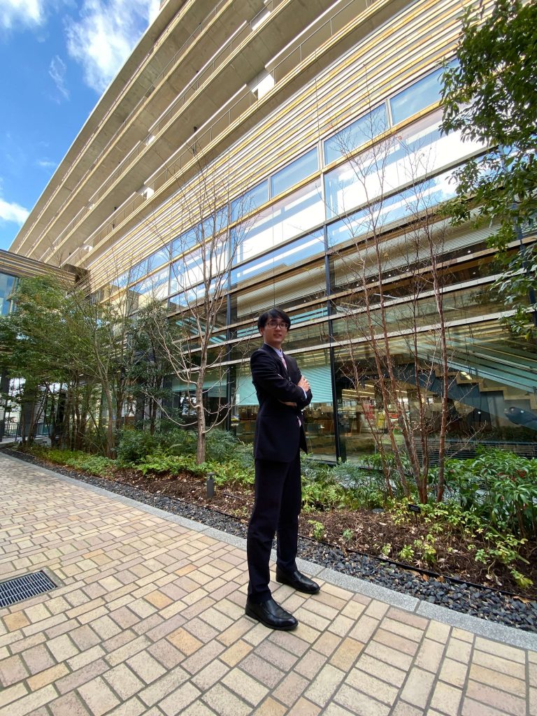 スマート公共ラボ導入事例インタビュー~鳥取市~。鳥取市役所本庁舎前。スマート公共ラボは、LINE公式アカウントを活用し自治体業務のDXを実現できるサービス。広報のセグメント発信から、AIチャットボットを活用しごみ捨て情報など様々なお問合せをLINEで対応でき、また、コロナワクチン予約システムなどオンラインで各種申請、予約や、住民票のコピーなど決済まで完結できる電子申請など様々な自治体業務をデジタル化することができます。