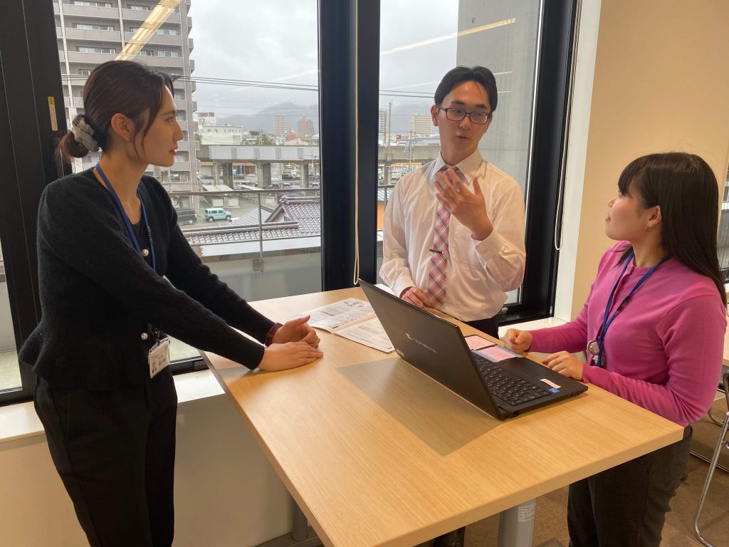 スマート公共ラボ導入事例インタビュー~鳥取市~。インタビューの様子。スマート公共ラボは、LINE公式アカウントを活用し自治体業務のDXを実現できるサービス。広報のセグメント発信から、AIチャットボットを活用しごみ捨て情報など様々なお問合せをLINEで対応でき、また、コロナワクチン予約システムなどオンラインで各種申請、予約や、住民票のコピーなど決済まで完結できる電子申請など様々な自治体業務をデジタル化することができます。