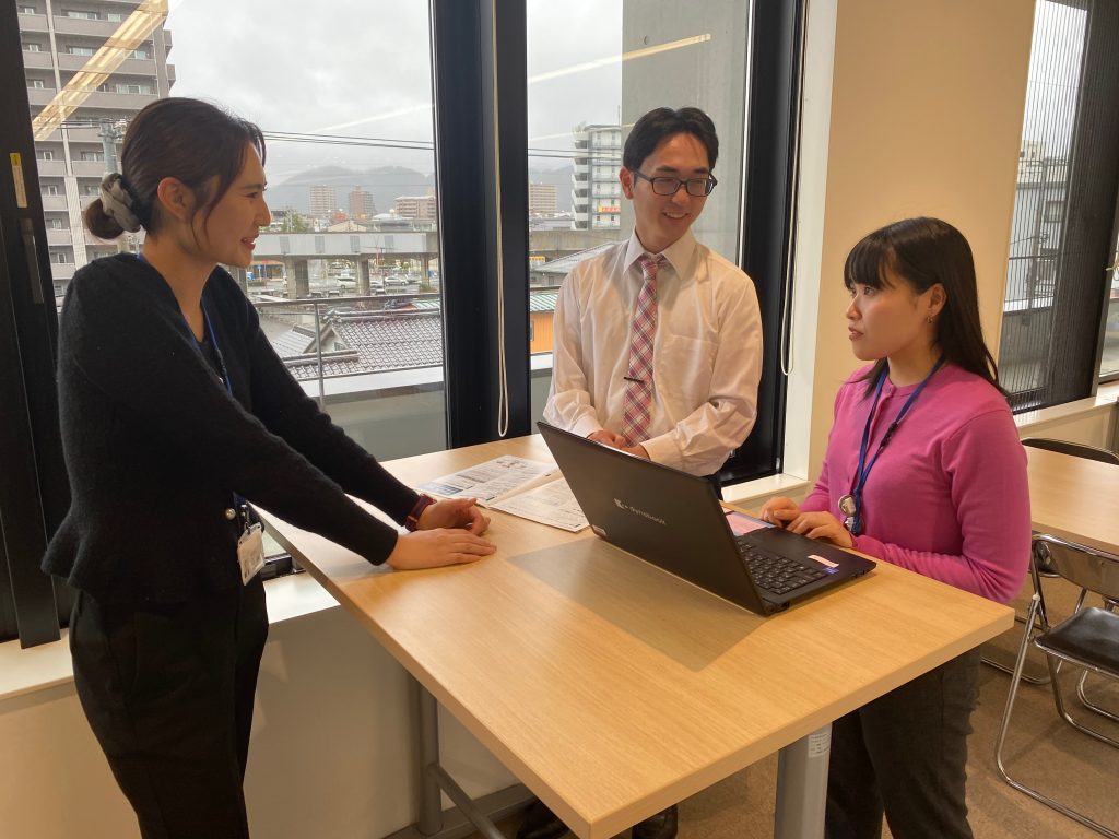 スマート公共ラボ導入事例インタビュー~鳥取市~。インタビューの様子２。スマート公共ラボは、LINE公式アカウントを活用し自治体業務のDXを実現できるサービス。広報のセグメント発信から、AIチャットボットを活用しごみ捨て情報など様々なお問合せをLINEで対応でき、また、コロナワクチン予約システムなどオンラインで各種申請、予約や、住民票のコピーなど決済まで完結できる電子申請など様々な自治体業務をデジタル化することができます。