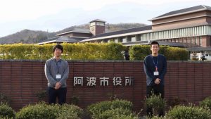 徳島県阿波市のスマート公共ラボ導入事例インタビュー。スマート公共ラボは、LINE公式アカウントを活用し自治体業務のDXを実現できるサービス。広報のセグメント発信から、AIチャットボットを活用しごみ捨て情報など様々なお問合せをLINEで対応でき、また、コロナワクチン予約システムなどオンラインで各種申請、予約や、住民票のコピーなど決済まで完結できる電子申請など様々な自治体業務をデジタル化することができます。