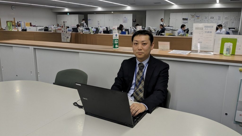 スマート公共ラボ導入事例インタビュー。青森県十和田市。スマート公共ラボは、LINE公式アカウントを活用し自治体業務のDXを実現できるサービス。広報のセグメント発信から、AIチャットボットを活用しごみ捨て情報など様々なお問合せをLINEで対応でき、また、コロナワクチン予約システムなどオンラインで各種申請、予約や、住民票のコピーなど決済まで完結できる電子申請など様々な自治体業務をデジタル化することができます。