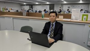 スマート公共ラボ導入事例インタビュー。青森県十和田市。スマート公共ラボは、LINE公式アカウントを活用し自治体業務のDXを実現できるサービス。広報のセグメント発信から、AIチャットボットを活用しごみ捨て情報など様々なお問合せをLINEで対応でき、また、コロナワクチン予約システムなどオンラインで各種申請、予約や、住民票のコピーなど決済まで完結できる電子申請など様々な自治体業務をデジタル化することができます。