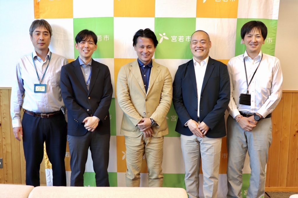 福岡県宮若市と「地域活性化起業人制度」で連携強化！スマート公共ラボは、LINE公式アカウントを活用し自治体業務のDXを実現できるサービス。広報のセグメント発信から、AIチャットボットを活用しごみ捨て情報など様々なお問合せをLINEで対応でき、また、コロナワクチン予約システムなどオンラインで各種申請、予約や、住民票のコピーなど決済まで完結できる電子申請など様々な自治体業務をデジタル化することができます。