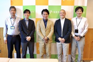 福岡県宮若市と「地域活性化起業人制度」で連携強化！スマート公共ラボは、LINE公式アカウントを活用し自治体業務のDXを実現できるサービス。広報のセグメント発信から、AIチャットボットを活用しごみ捨て情報など様々なお問合せをLINEで対応でき、また、コロナワクチン予約システムなどオンラインで各種申請、予約や、住民票のコピーなど決済まで完結できる電子申請など様々な自治体業務をデジタル化することができます。