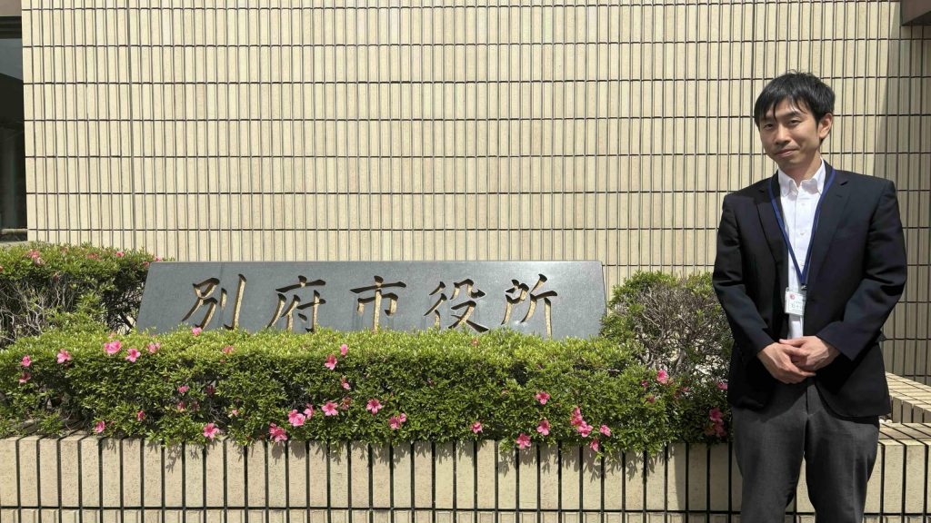 スマート公共ラボ活用事例。大分県別府市の事例。スマート公共ラボは、LINE公式アカウントを活用し自治体業務のDXを実現できるサービス。広報のセグメント発信から、AIチャットボットを活用しごみ捨て情報など様々なお問合せをLINEで対応でき、また、コロナワクチン予約システムなどオンラインで各種申請、予約や、住民票のコピーなど決済まで完結できる電子申請など様々な自治体業務をデジタル化することができます。