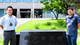 スマート公共ラボ活用事例。長野県伊那市の事例。スマート公共ラボは、LINE公式アカウントを活用し自治体業務のDXを実現できるサービス。広報のセグメント発信から、AIチャットボットを活用しごみ捨て情報など様々なお問合せをLINEで対応でき、また、コロナワクチン予約システムなどオンラインで各種申請、予約や、住民票のコピーなど決済まで完結できる電子申請など様々な自治体業務をデジタル化することができます。