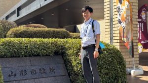 スマート公共ラボ導入事例記事。山形市。スマート公共ラボは、自治体業務のDXを実現できるサービス。広報をセグメント化した情報発信から、AIチャットボットを活用しごみ捨て情報のお問合せや、コロナワクチン予約システムによる各種申請・予約などの自治体業務をデジタル化することができます。