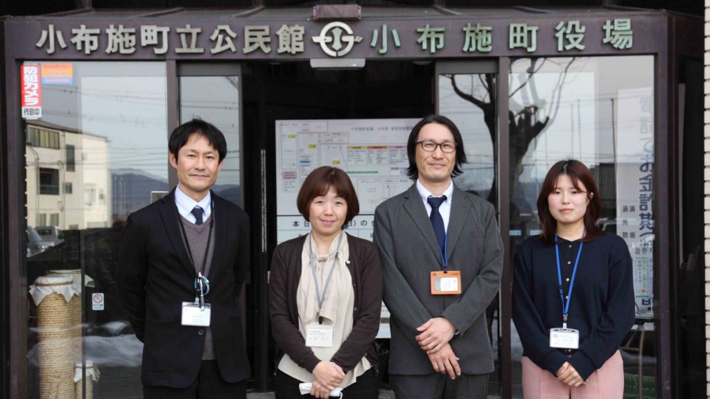 スマート公共ラボ活用事例。長野県小布施町の事例。スマート公共ラボは、LINE公式アカウントを活用し自治体業務のDXを実現できるサービス。広報のセグメント発信から、AIチャットボットを活用しごみ捨て情報など様々なお問合せをLINEで対応でき、また、コロナワクチン予約システムなどオンラインで各種申請、予約や、住民票のコピーなど決済まで完結できる電子申請など様々な自治体業務をデジタル化することができます。