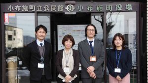 スマート公共ラボ活用事例。長野県小布施町の事例。スマート公共ラボは、LINE公式アカウントを活用し自治体業務のDXを実現できるサービス。広報のセグメント発信から、AIチャットボットを活用しごみ捨て情報など様々なお問合せをLINEで対応でき、また、コロナワクチン予約システムなどオンラインで各種申請、予約や、住民票のコピーなど決済まで完結できる電子申請など様々な自治体業務をデジタル化することができます。