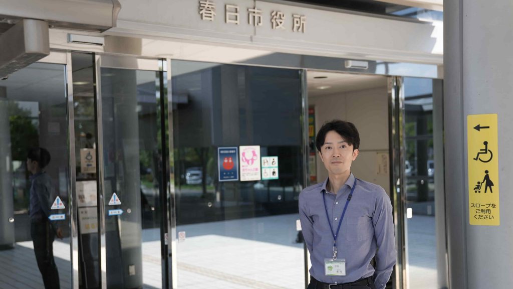 スマート公共ラボ活用事例。福岡県春日市の事例。スマート公共ラボは、LINE公式アカウントを活用し自治体業務のDXを実現できるサービス。広報のセグメント発信から、AIチャットボットを活用しごみ捨て情報など様々なお問合せをLINEで対応でき、また、コロナワクチン予約システムなどオンラインで各種申請、予約や、住民票のコピーなど決済まで完結できる電子申請など様々な自治体業務をデジタル化することができます。