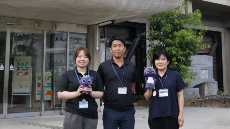 スマート公共ラボ新見市の事例。スマート公共ラボは、LINE公式アカウントを活用し自治体業務のDXを実現できるサービス。広報のセグメント発信から、AIチャットボットを活用しごみ捨て情報など様々なお問合せをLINEで対応でき、また、コロナワクチン予約システムなどオンラインで各種申請、予約や、住民票のコピーなど決済まで完結できる電子申請など様々な自治体業務をデジタル化することができます。