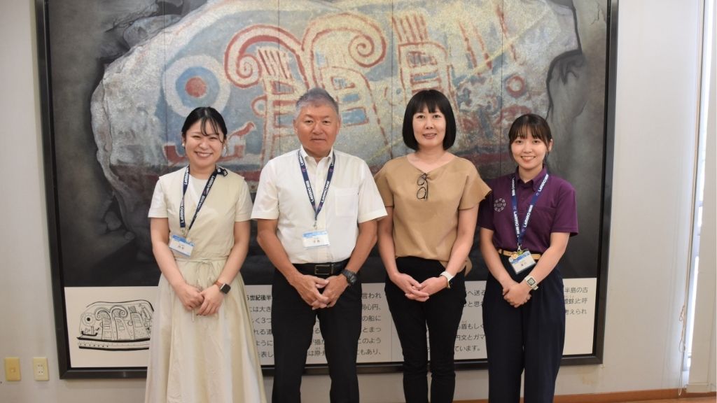 スマート公共ラボ活用事例。福岡県うきは市の事例。スマート公共ラボは、LINE公式アカウントを活用し自治体業務のDXを実現できるサービス。広報のセグメント発信から、AIチャットボットを活用しごみ捨て情報など様々なお問合せをLINEで対応でき、また、コロナワクチン予約システムなどオンラインで各種申請、予約や、住民票のコピーなど決済まで完結できる電子申請など様々な自治体業務をデジタル化することができます。