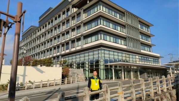 スマート公共ラボ活用事例。佐賀県唐津市の事例。スマート公共ラボは、LINE公式アカウントを活用し自治体業務のDXを実現できるサービス。広報のセグメント発信から、AIチャットボットを活用しごみ捨て情報など様々なお問合せをLINEで対応でき、また、コロナワクチン予約システムなどオンラインで各種申請、予約や、住民票のコピーなど決済まで完結できる電子申請など様々な自治体業務をデジタル化することができます。