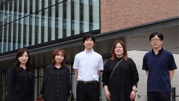 スマート公共ラボは、LINE公式アカウントを活用し自治体業務のDXを実現できるサービス。広報のセグメント発信から、AIチャットボットを活用しごみ捨て情報など様々なお問合せをLINEで対応でき、また、コロナワクチン予約システムなどオンラインで各種申請、予約や、住民票のコピーなど決済まで完結できる電子申請など様々な自治体業務をデジタル化することができます。